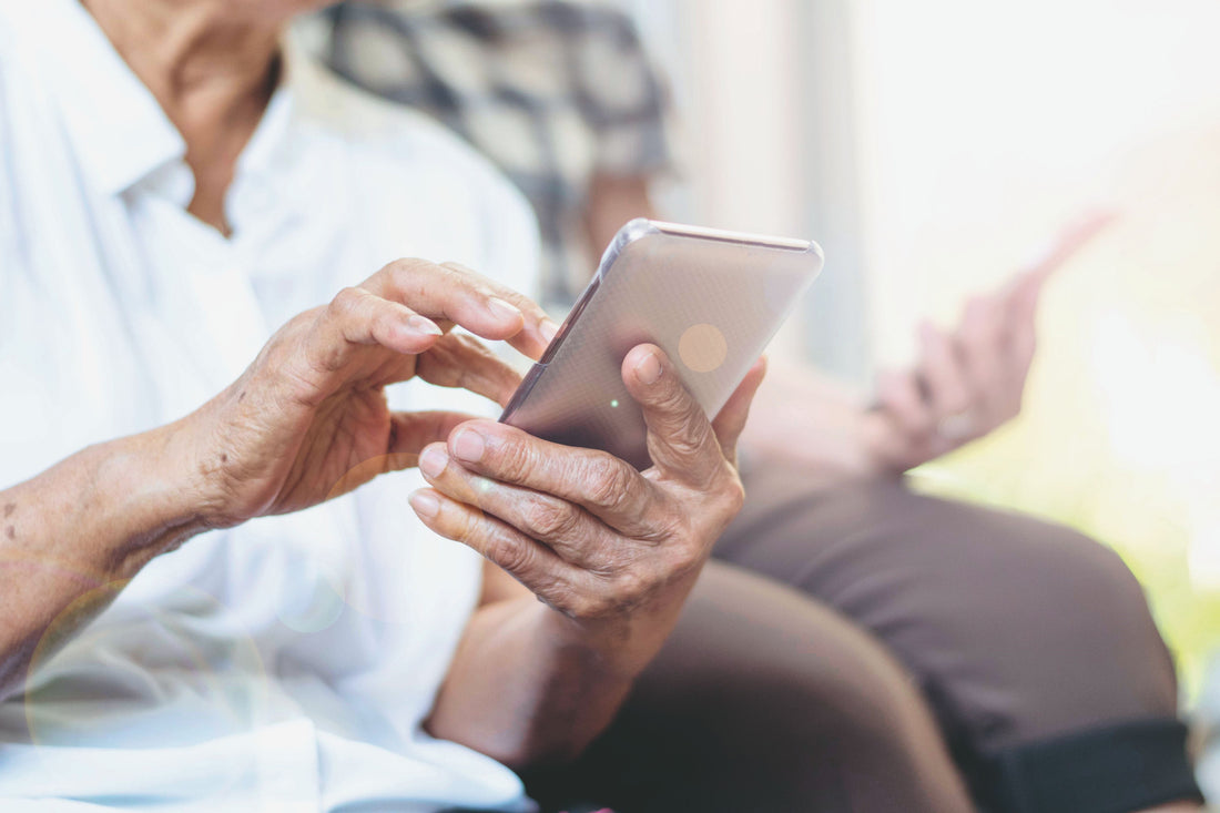 Im neuen Digital-Café beraten  Seniorinnen Senioren und umgekehrt
