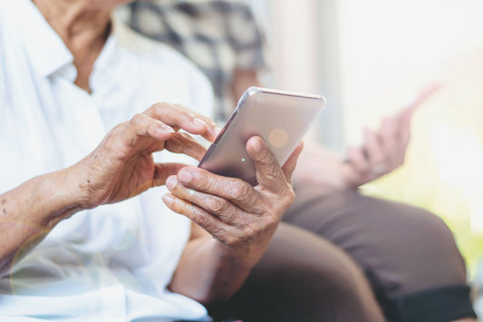 Im neuen Digital-Café beraten  Seniorinnen Senioren und umgekehrt
