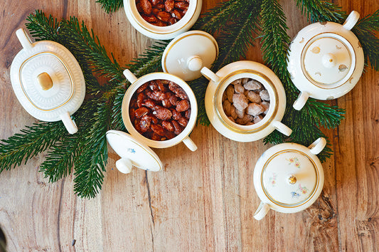 Mandeln in alten Zuckerdosen