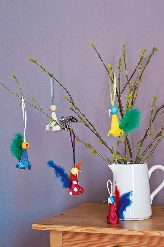 Vielfältig geschmückter Osterbaum