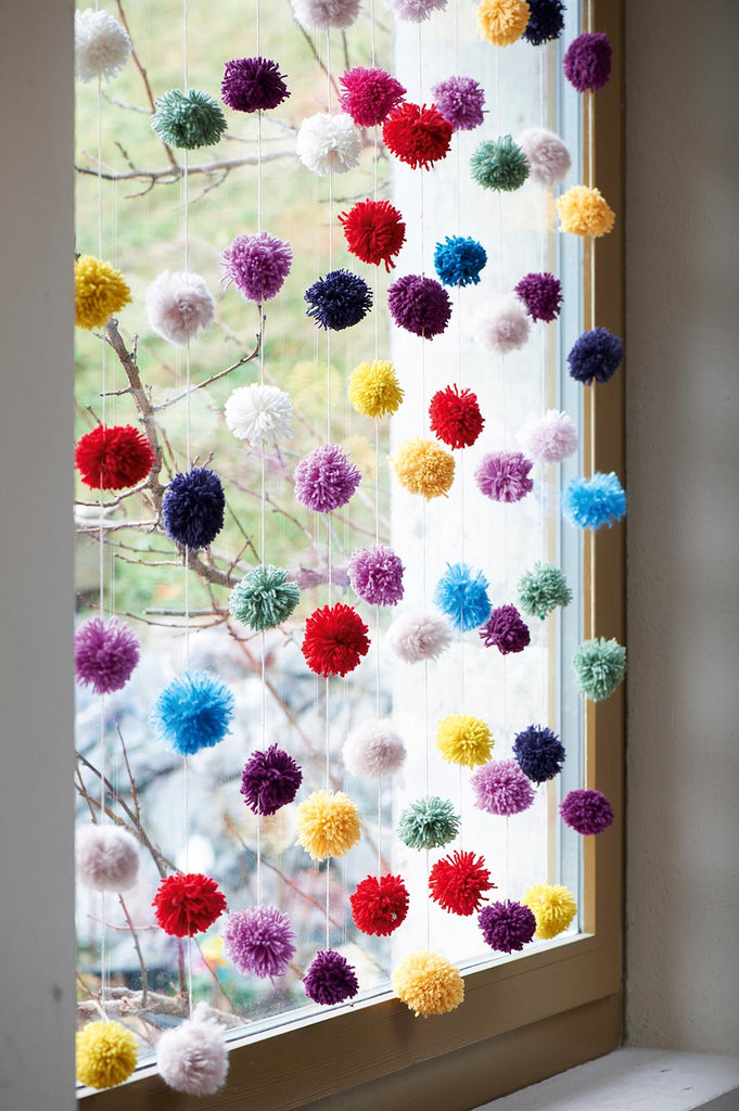 Farbe vors Fenster: Pompon-Vorhang