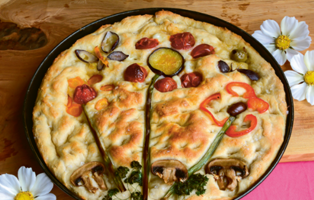 Focaccia mit blumigem Gemüse- und Kräuterbelag