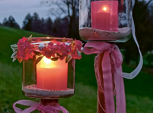 Lichtergläser mit Blumen