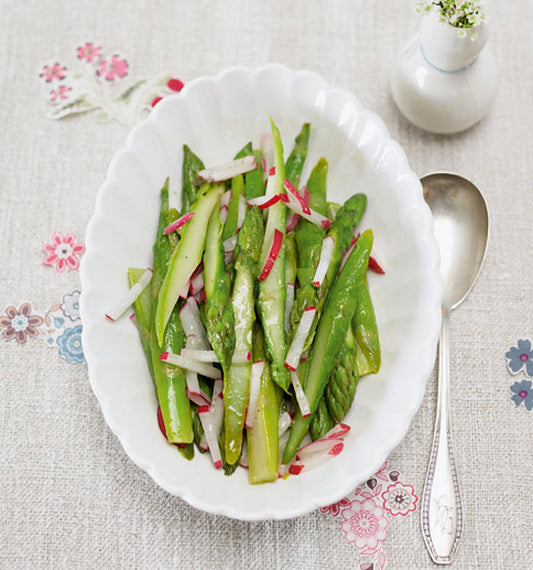 Gebratenes Zanderfilet auf Radieschen-Spargel-Gemüse