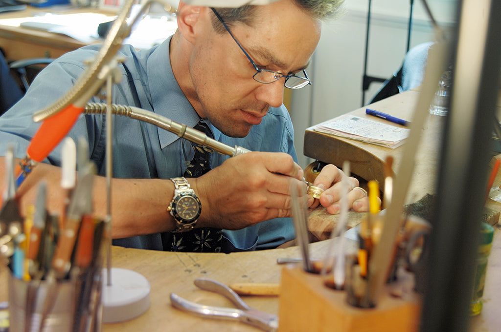 Peter Hablützel: Steine, Holz und Edelmetall erzählen Geschichten